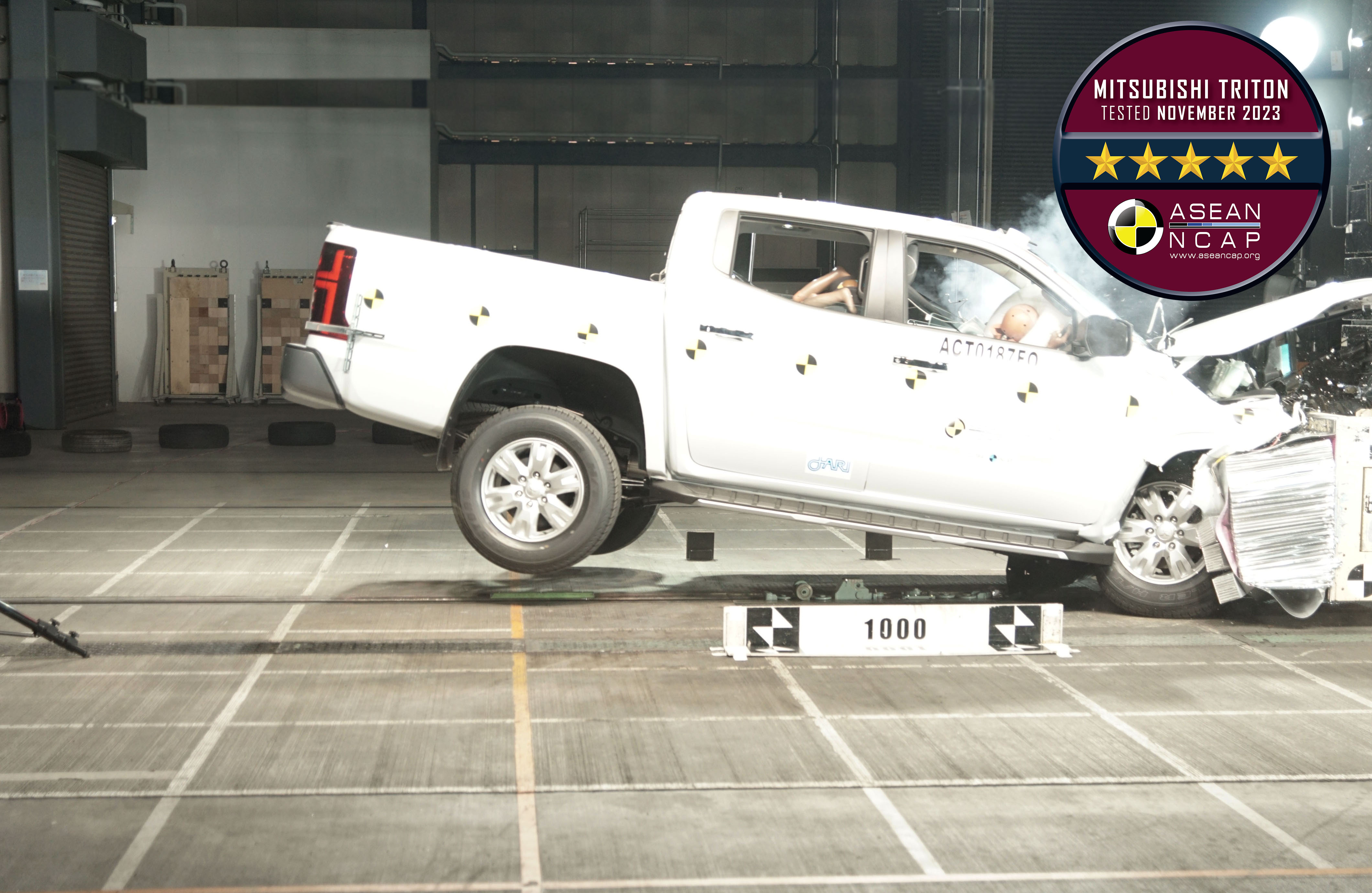 Mitsubishi Triton (2023) With Plate.jpg